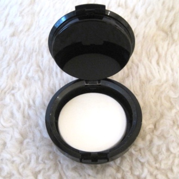 NYX Stay Matte But Not Flat Powder Foundation SMP-12 Tawny - Picture 5 of 7